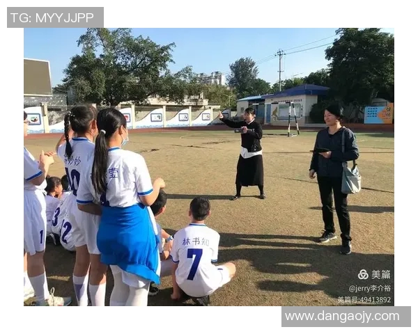 成都足球队的拼搏之路与梦想追逐的精彩历程回顾 成都足球队的拼搏之路与梦想追逐的精彩历程回顾