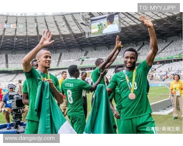 深圳足球队在世界杯预选赛中以79分高居积分榜首位展现强劲实力 深圳足球队在世界杯预选赛中以79分高居积分榜首位展现强劲实力