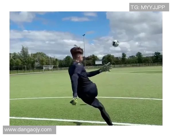 提升足球长传技巧的训练方法与实战应用解析