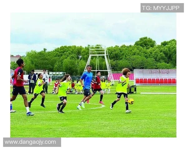 微笑与足球的完美结合让快乐在绿茵场上绽放
