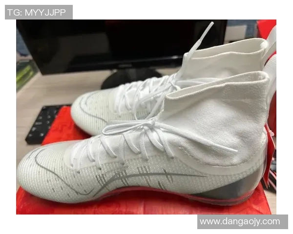 李宁牌足球鞋助力球场表现提升,尽显运动风采与专业品质 李宁牌足球鞋助力球场表现提升,尽显运动风采与专业品质